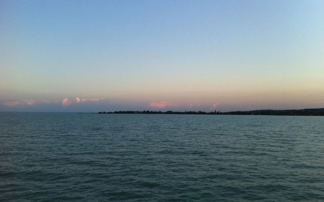 Sunshine Beach House  directly at the  lake