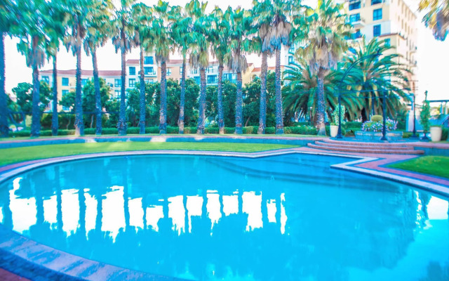 Island Club Hotel & Apartments