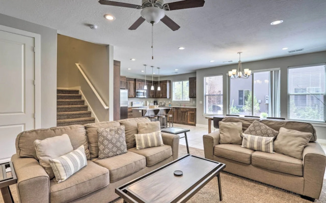 Luxury Downtown Moab Townhome w/ Pool Access!