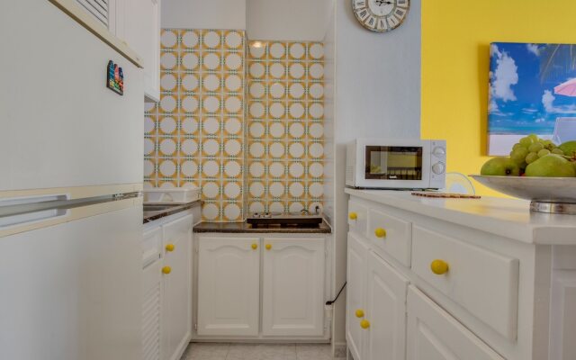 Y2F. Apartment with Pool View and next to the Beach!