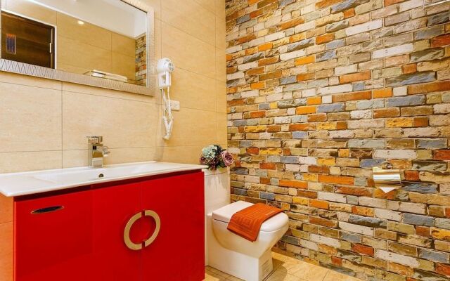 Mountain in Florence Homestay