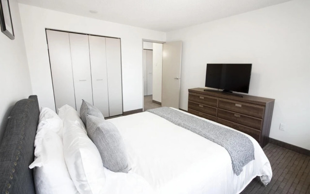 Modern Downtown One-bedroom Suite With Parking