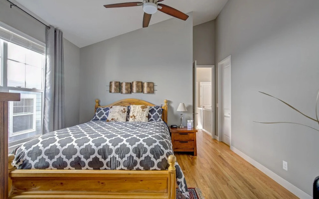 Beautiful New Denver Home! Sleeps 12!