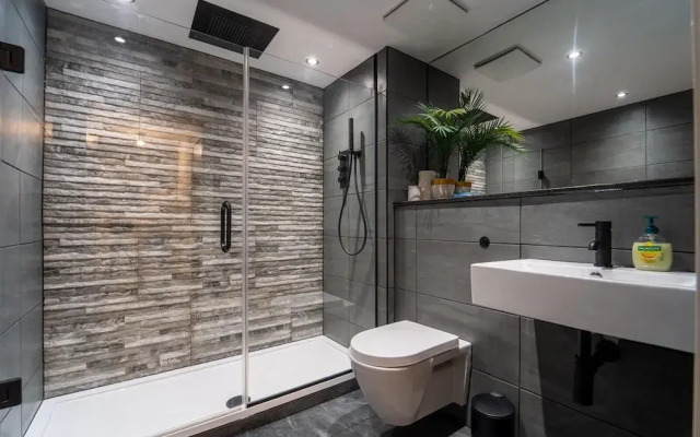 Stunning Modern City Centre Apartment Retreat
