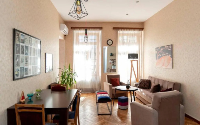 Wehost Cozy and colorful apartment with balcony