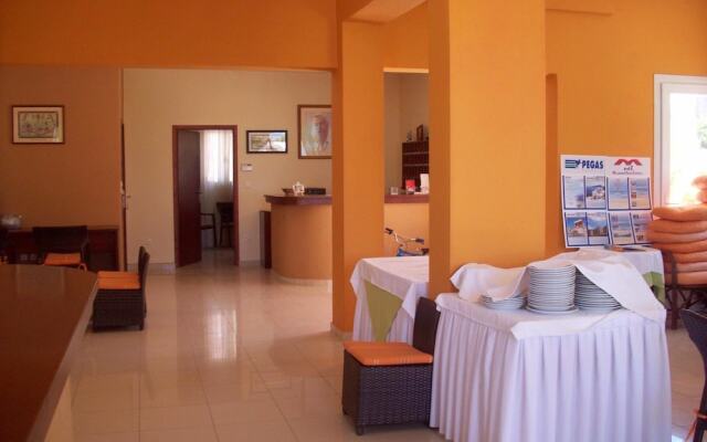 Chrisanna Apartments & Studios