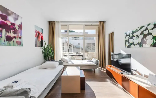 Spacious Apartment by the Beach - Tulipani