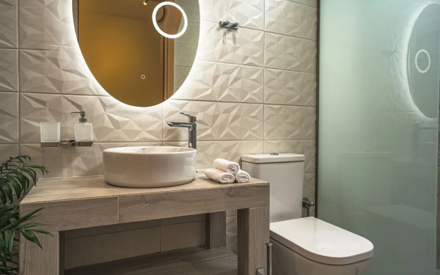 Andy & Hari's Elegant Town Studios