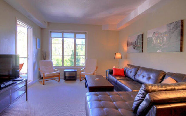 Pinnacle Pointe Resort by kelownacondorentals