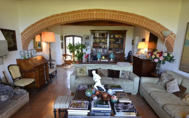 Pleasant Villa In Valiano With Terrace, Garden, Sun-Loungers
