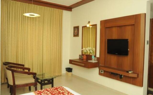 Ponnis Grand Inn
