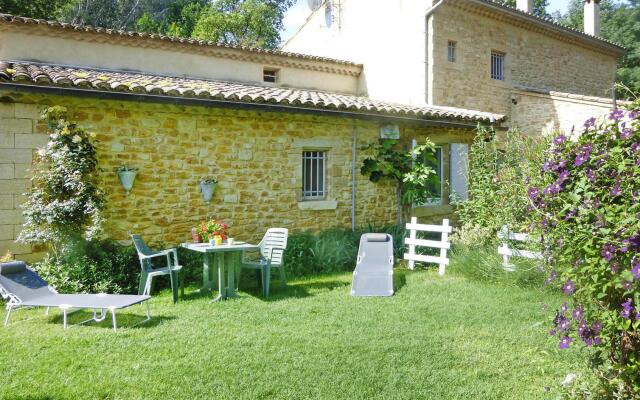 Apartment in Caderousse With Pool