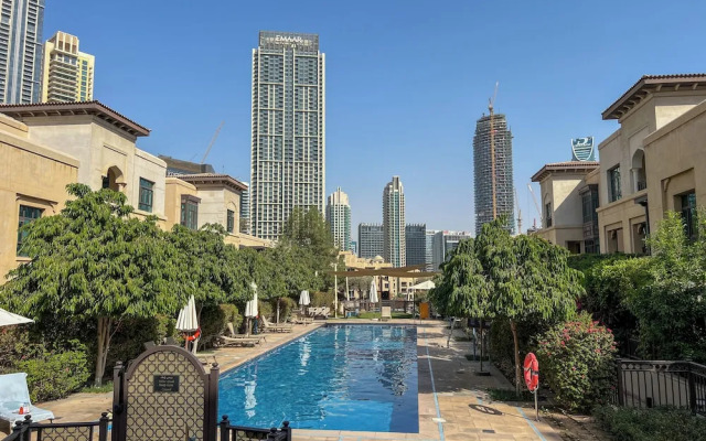 Durrani Homes - Majestic 4BR at Downtown