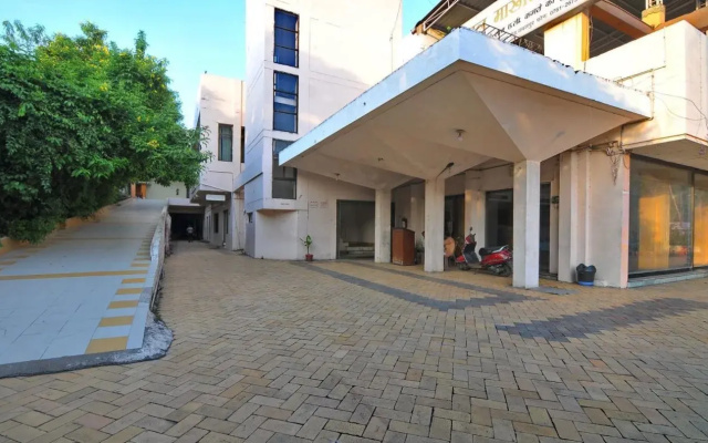 Hotel Maruti Mandapam