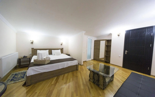 Log Inn Boutique Hotel