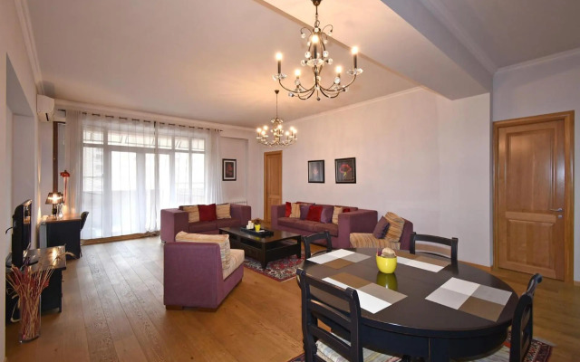 Aram street, 2 bedrooms Beautiful and Spacious apartment DI486