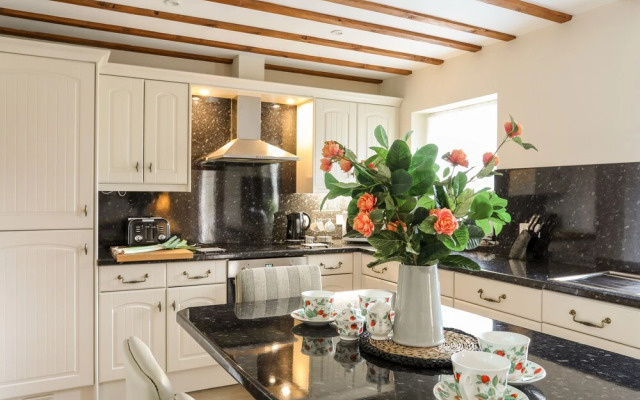 Tyn Towyn - Ty Glas Golau