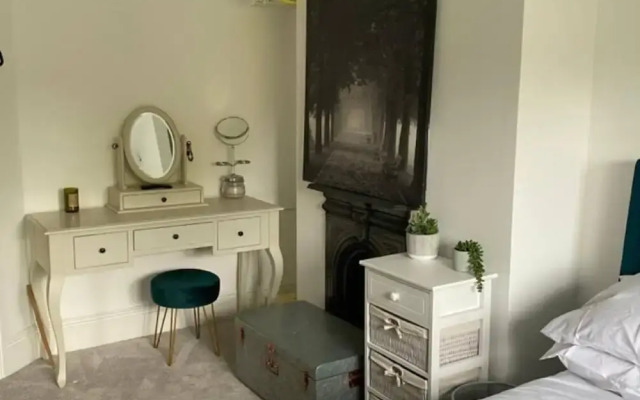Luxury Central Hale Living
