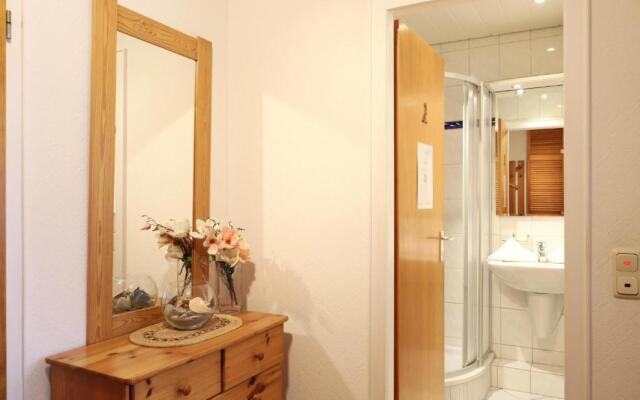 Freundliches 2-Zimmer-Appartement mit Kieferneinrichtung und einem Balkon.