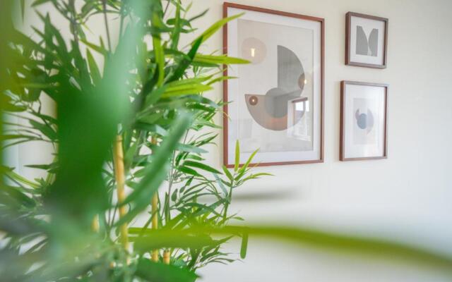 Rowsby Court - Stylish Apartment with Private Parking