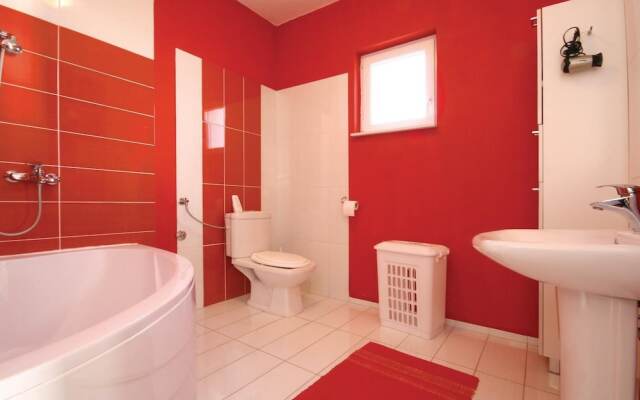 Awesome Home in Drinovci With Wifi and 5 Bedrooms