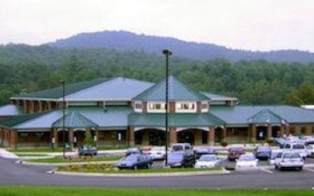 Mountain Inn & Suites Airport - Hendersonville