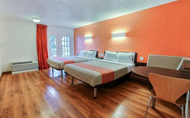 Motel 6 Addison, TX - Dallas