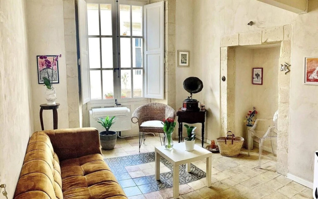 2-bed Island Retreat - Baroque Courtyard & Views