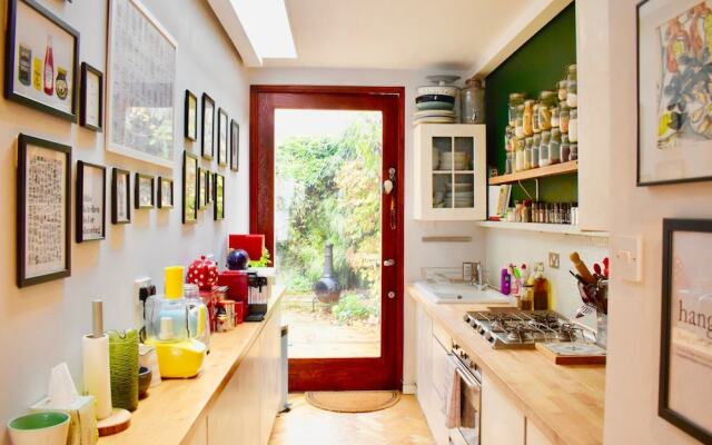 Homely 1 Bedroom Flat in Battersea With Garden