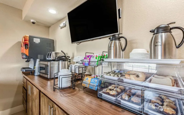 Rodeway Inn & Suites
