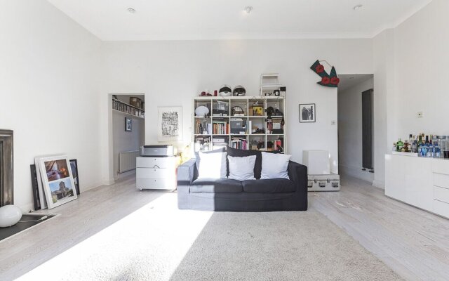 Well Presented one Bedroom Apartment Located in the Fabulous Notting Hill