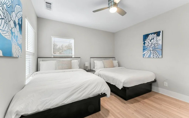 City Oasis With Hot Tub Group-friendly