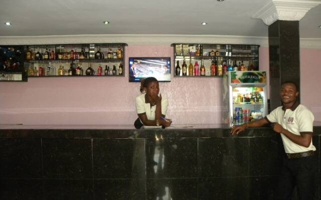 Grandy Suites Hotel