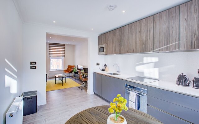 Contemporary 3-bed Apartment in Fulham, London