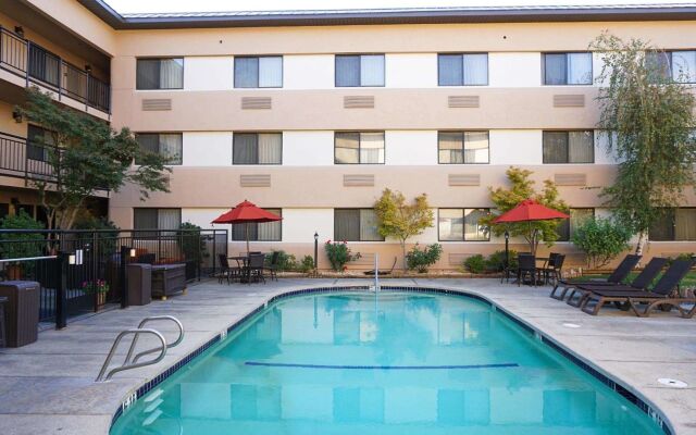 Oxford Suites Redding