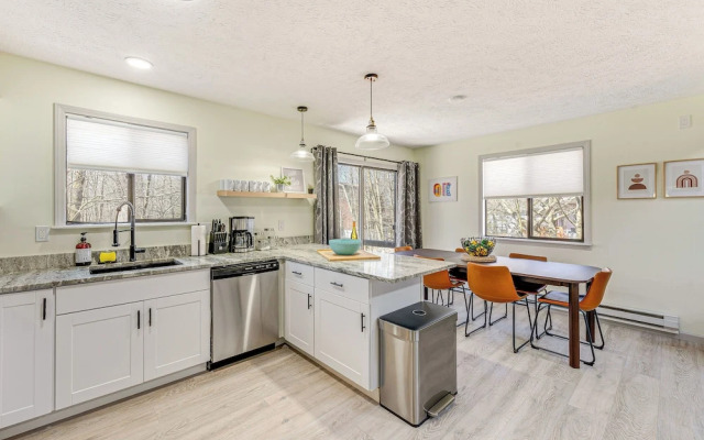 Lake & Pool Access: Poconos Retreat in Tobyhanna!