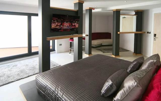 Damon's Hotel