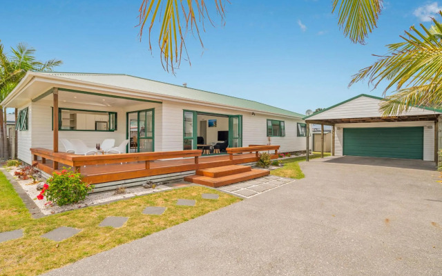 The Sunny Bach - Cooks Beach Holiday Home