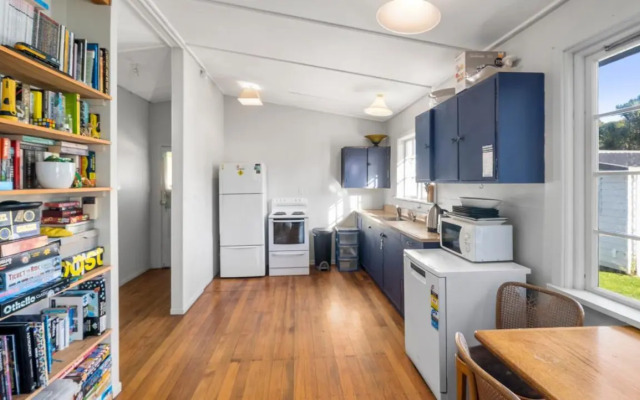 The Little Blue Bach - Waikanae Beach Holiday Home