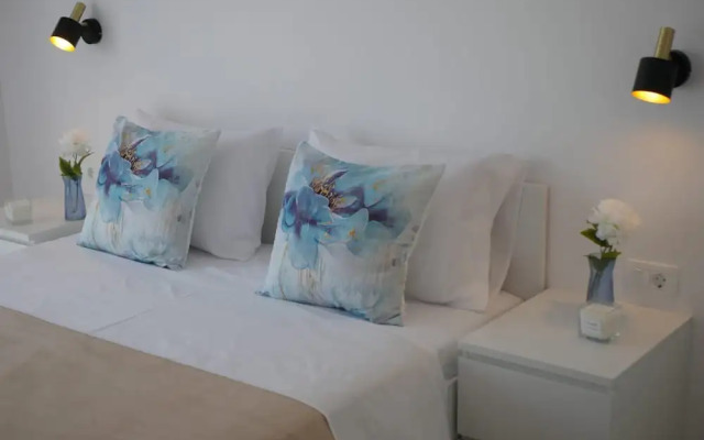 Shadesofblue M & M Sleeps 4 With Pool