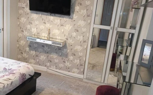 Beach Apartment - Sleeps 4, Garden & Parking