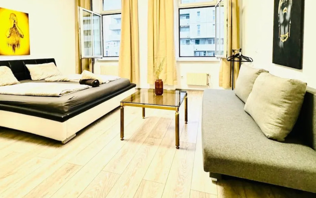Bright 3BR Appt Steps from FAC Platz