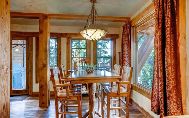 Hatari Lodge 5 Bedroom Home by RedAwning