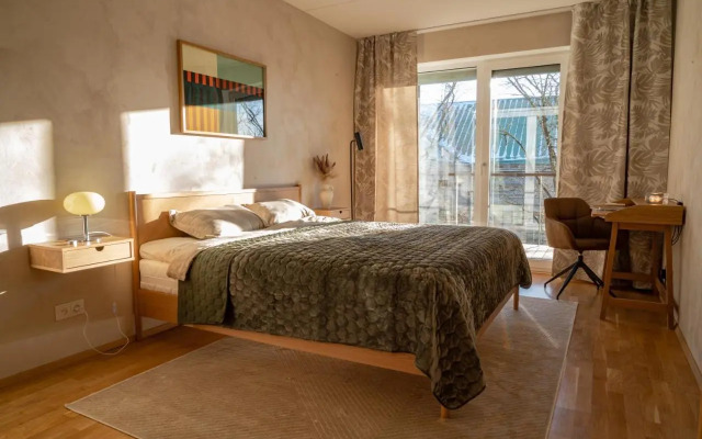 Freshly Renovated Apartment Next To Old Down