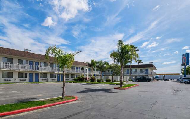 Motel 6 Lost Hills, CA