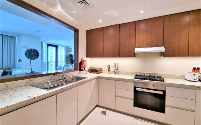 Luxurious Downtown Apt with balcony & View