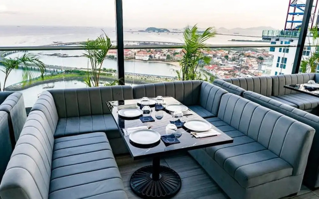 Room-sofa Bed Stay Rooftop Pool & Gym, A