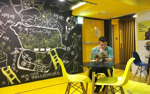 Youth Hostel Zhanqian here and there