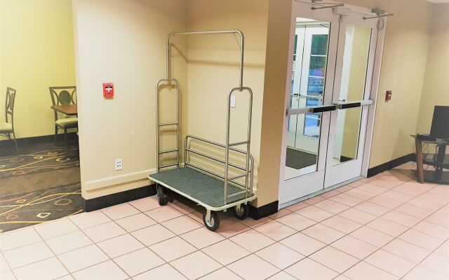 HomeTown Inn & Suites