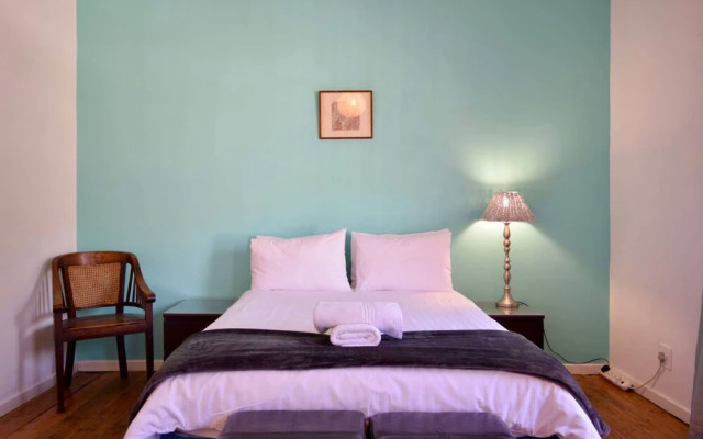 Central Victorian House With Table Mountain View